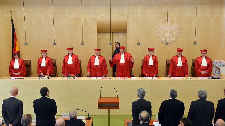 Der Zweite Senat beim Bundesverfassungsgericht in Karlsruhe: Sibylle Kessal-Wulf, Monika Hermanns, Michael Gerhardt, Peter Huber, Andreas Voßkuhle (Vorsitz), Gertrude Lübbe-Wolff, Herbert Landau, und Peter Müller (v.l.).