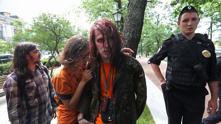 Demonstranten einer Kundgebung für die Rechte von Homosexuellen, nachdem sie von gewalttätigen Gegendemonstranten attackiert wurden.
