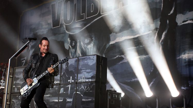 8. Juni 2013, Rock am Ring, Hauptbühne, circa 22 Uhr: Volbeat-Frontmann Michael Poulsen in Aktion.