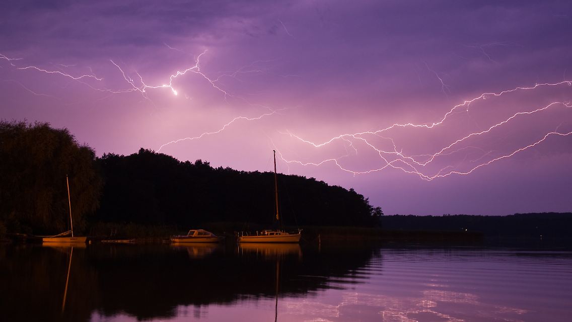 Gewitter über dem Scharmützelsee - wenn man im Trockenen sitzt, kann das auch sehr schön sein.