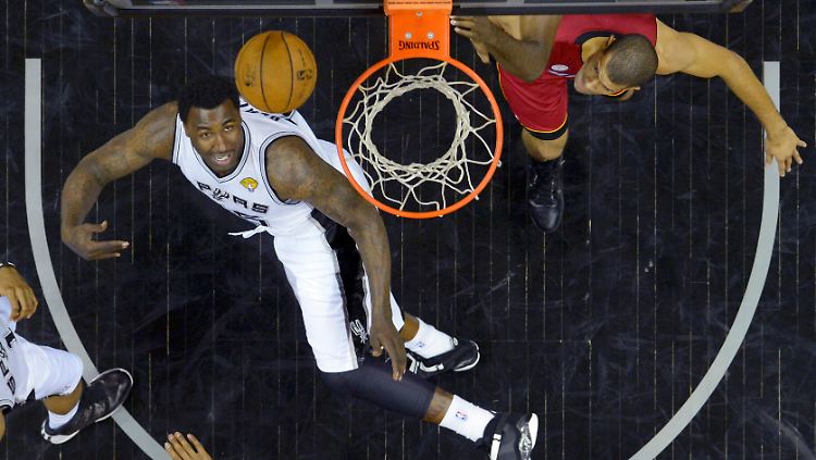 DeJuan Blair (l.) versucht sich den Ball zu schnappen.