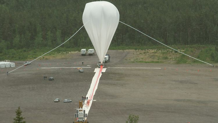 Mit einem Heliumballon startet das deutsche Sonnenobservatorium "Sunrise" in der Weltraumbasis Esrange in Nordschweden Richtung Sonne.