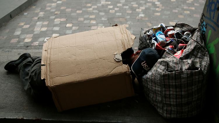 Die Wirtschaftskrise in Europa ist zu einer sozialen Krise geworden: Das verdeutlichen Berichte über zunehmende Obdachlosigkeit, lange Menschenschlangen vor Suppenküchen in Athen, Zwangsräumungen in Spanien, aber auch über Selbstmordwellen in Italien.