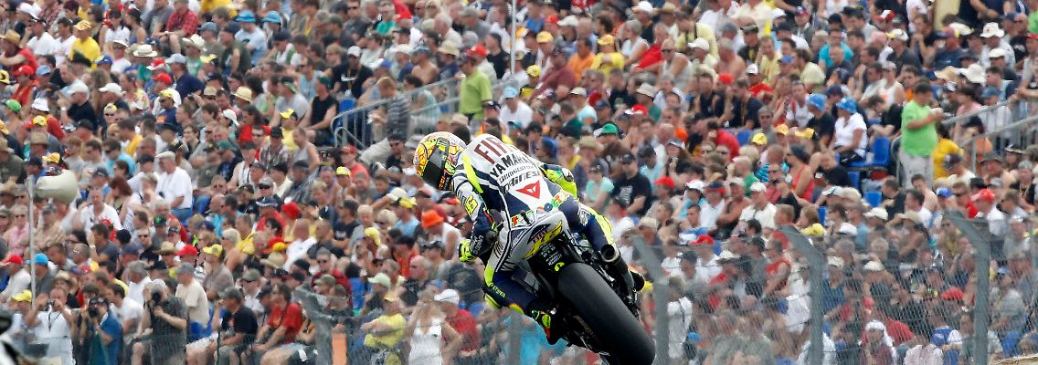 Über 40 Tage nach seinem schweren Unfall in Mugello startet MotoGP-Superstar Valentino Rossi wieder in der Königsklasse.