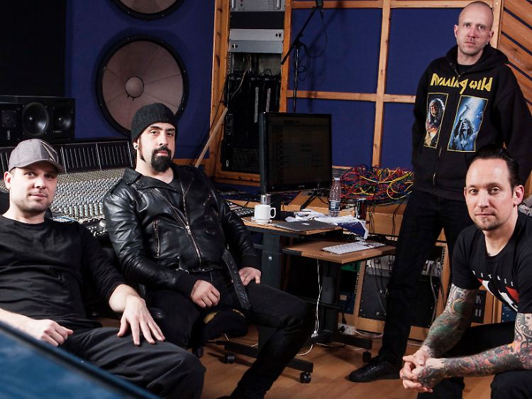 Die komplette derzeitige Besetzung von Volbeat: Anders Kjølholm, Rob Caggiano, Jon Larsen und Michael Poulsen (v.l.n.r.).