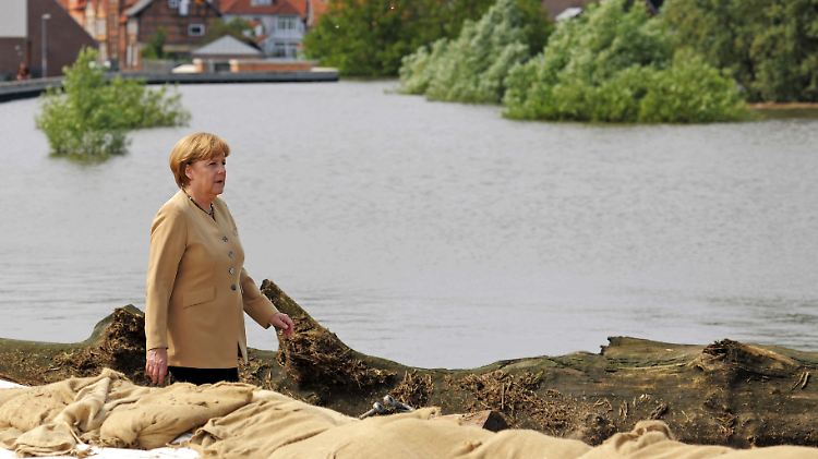 2006 habe es in Hitzacker noch ganz anders ausgesehen, erinnert sich die Kanzlerin bei ihrem erneuten Besuch im Hochwassergebiet.