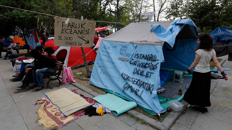 Auch am Tag nach dem Großeinsatz waren wieder Demonstranten auf dem Taksim-Platz.