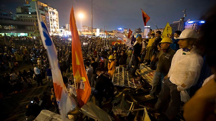 Die Demonstranten in Istanbul weichen nicht.