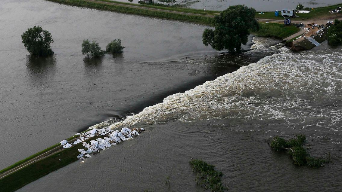 2013-06-12T200619Z_1996137150_GM1E96D0B9X01_RTRMADP_3_FLOODS-CENTRALEUROPE.JPG1957526159913618789.jpg