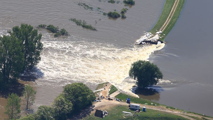 Es war am 11. Juni: Ein Deich bricht, und das Dorf Fischbeck in Sachsen-Anhalt wird überflutet.