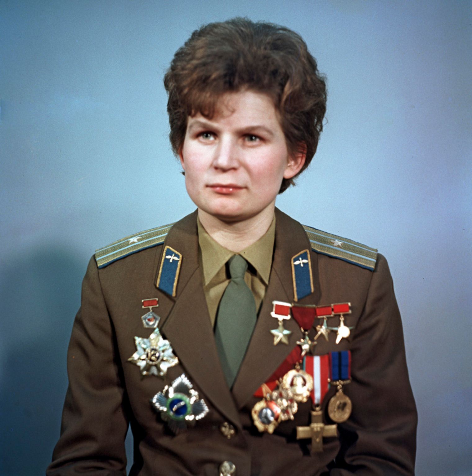 Valentina Tereschkowa: Sie war die erste Frau im All. Im Alter von 25 Jahren begann sie mit der Ausbildung zur Kosmonautin. Ein Jahr später, ...