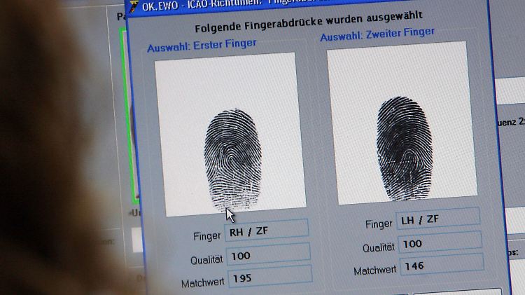 Im zentralen StadtService in Gera sind die Fingerabdrücke einer jungen Frau zu sehen.