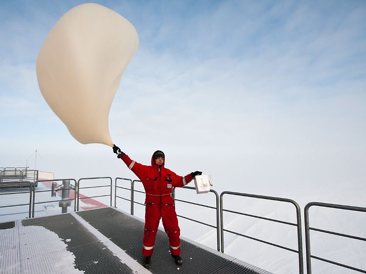 Ein Meteorologe lässt die Ozonsonde vom Dach der Neumayer-III-Station in der Antarktis steigen. Die Messungen ergaben, dass das Ozonloch über der Antarktis kleiner geworden ist.