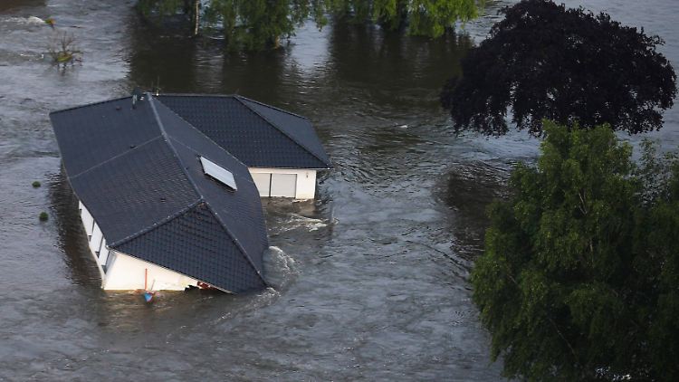 Das Wasser strömt bei Fischbeck noch immer mit einer ungeheuren Wut ins Hinterland.