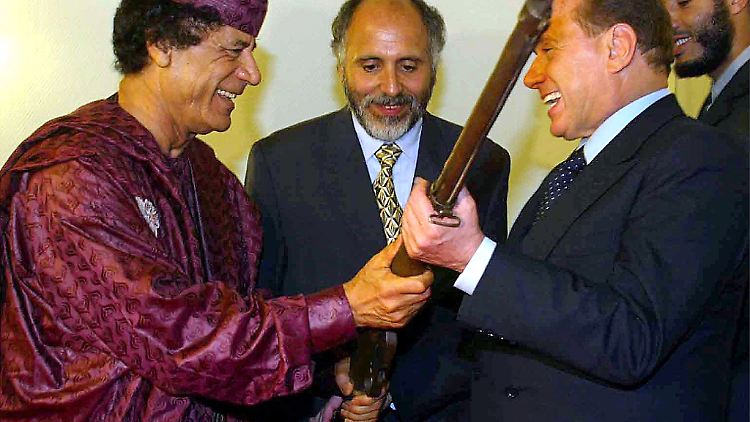 Ein Geschenk unter Freunden? 2002 überreichte Gaddafi Berlusconi bei dessen Besuch in Tripoli ausgerechnet ein Gewehr.