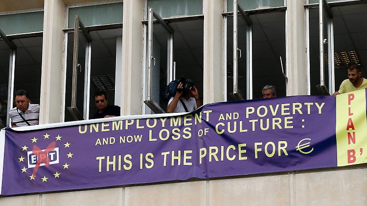 Protestbanner am Gebäude des Senderhauses ERT: "Arbeitslosigkeit, Armut und jetzt der Verlust der Kultur: Das ist der Preis für den Euro"