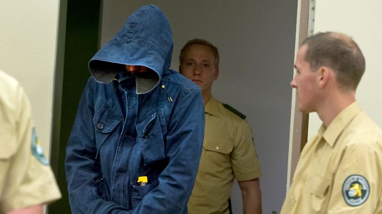 Carsten S. im Gerichtssaal: Er will sich nicht als einziger "nackig" machen.