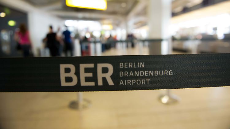 Die Passagiere sind da - doch der neue Flughafen fehlt.