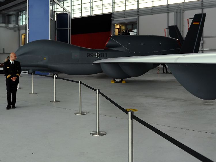 Wegen fehlender Flugsicherungstechnik muss der Euro Hawk in Deutschland am Boden bleiben.
