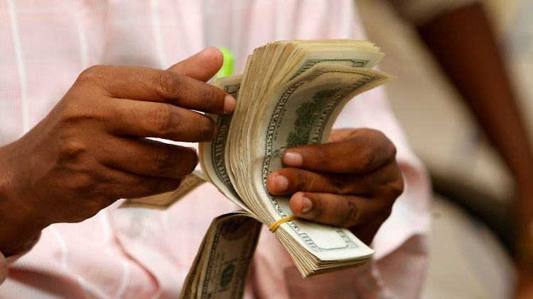 Währung mit weltweiter Geltung: Diese Dollarscheine werden von einem Straßenhändler in Somalia gezählt.