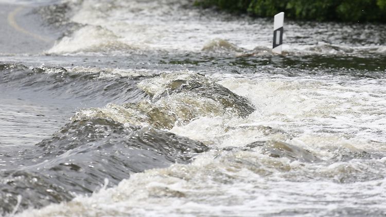 Der Deichbruch bei Fischbeck lässt noch immer gigantische Wassermassen ins Hinterland.