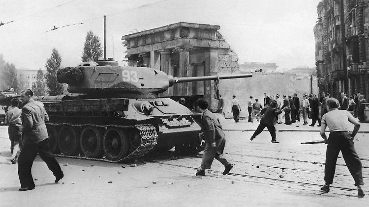Mit Steinen haben die Aufständischen am 17.06.1953 in Berlin nach russischen Panzern geworfen.