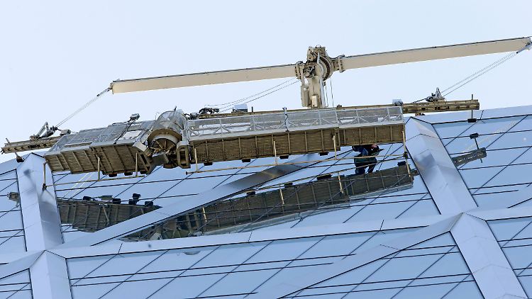 Die Fensterputzer mussten in einer aufwendigen Rettungsaktion vom Hearst Tower gerettet werden.