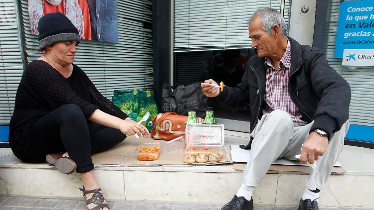 Bedürftige auf den Straßen von Valencia: Eine Hilfsorganisation versorgt jeden Sonntag 120 Notleidende mit Essen. Laut Caritas leben annähernd drei Millionen Menschen in Spanien in extremer Armut.