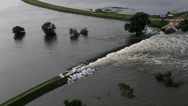 Auf mehr als 50 Metern ist der Deich bei Fischbeck gebrochen.