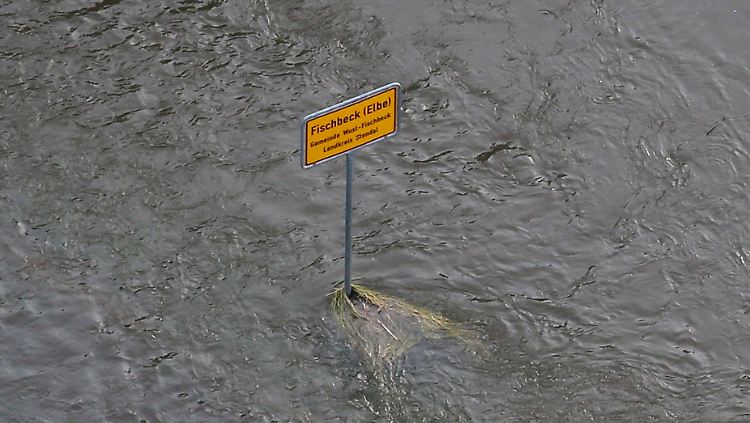 Bislang konnte das Leck im Deich bei Fischbeck nicht geschlossen werden. Das Wasser breitet sich weiter aus.