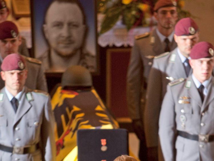 Bei der Trauerfeier für Nils B. benutzte die Kanzlerin erstmals das Wort Krieg.