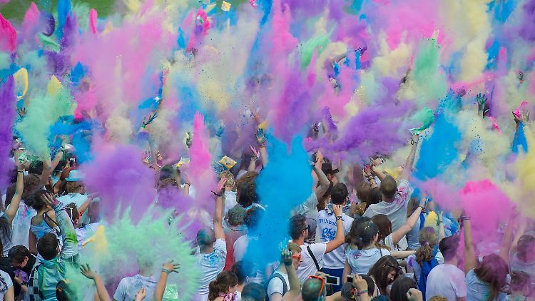 Immer zur vollen Stunde bewerfen sich die Festival-Teilnehmer mit Maismehl und Lebensmittelfarbe.