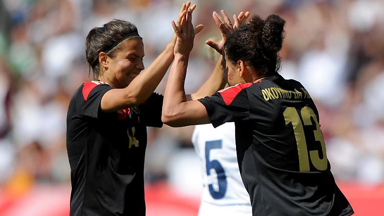 Glückwunsch: Dzsenifer Marozsan, links, gratuliert der Kollegin Celia Okoyino da Mbabi.