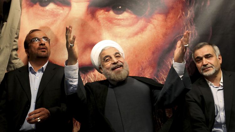 Hassan Ruhani (Mitte) ist überraschend deutlich zum neuen iranischen Präsidenten gewählt worden.