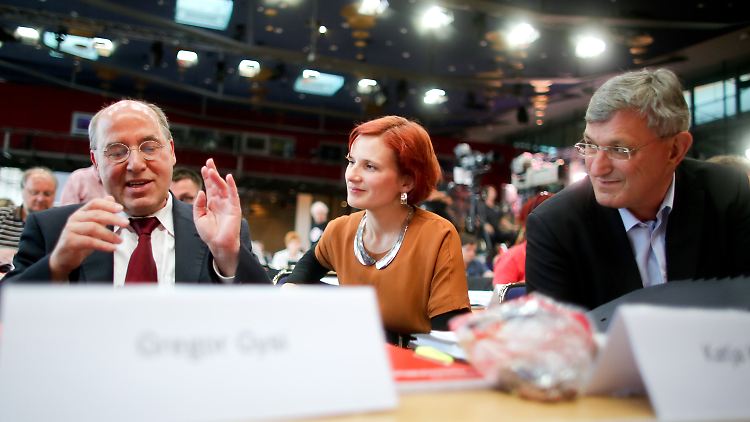 Kipping, Riexinger und Gysi sind gut gelaunt. Der Streit um den Euro findet auf dem Parteitag nicht statt.