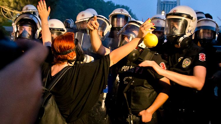 Polizisten drängen Demonstranten aus dem Gezi-Park.