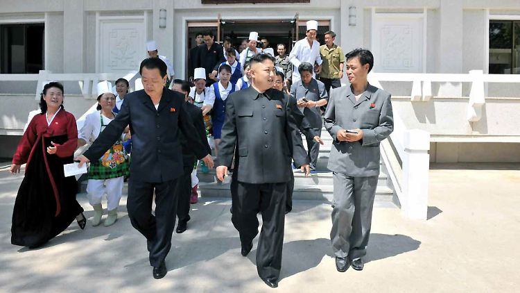 Kim Jong Un gibt sich wieder zahm. Hier verlässt er ein Restaurant in Changsong.