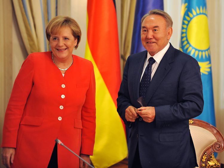 Bundeskanzlerin Merkel und der Staatpräsidenten der Republik Kasachstan, Nursultan Nasarbajew, lächeln im Präsidentenpalast "Ak Orda" in Astana in die Kamera.