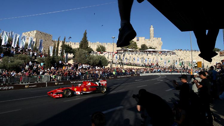 Zuschauermagnet vor historischer Kulisse: Die "Formula One Peace Road Show Jerusalem 2013".