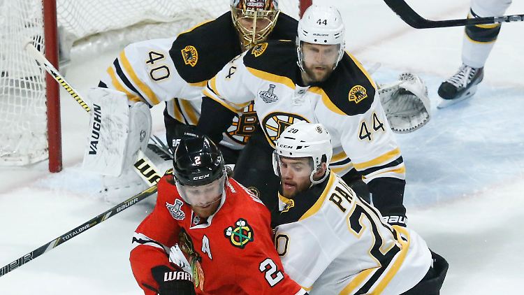 Mittendrin: Dennis Seidenberg mit der Nummer 44.