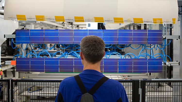 Arbeiten an der "Matrix-Unit": Hier verbinden Solarworld-Mitarbeiter einzelne Bauteile zu einer Fläche aus jeweils 60 Solarzellen.