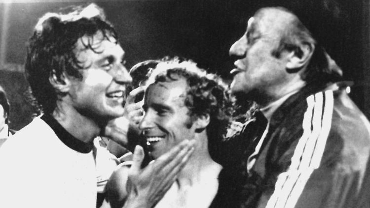 Er wurde 65 Jahre alt: Heinz Flohe. Hier ein Bild aus dem Jahr 1976 mit Berti Vogts, Mitte, und dem damaligen Bundestrainer Helmut Schön, rechts.