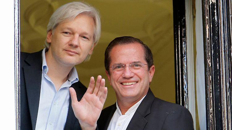 Julian Assange und Ecuadors Außenminister in der Botschaft in London.