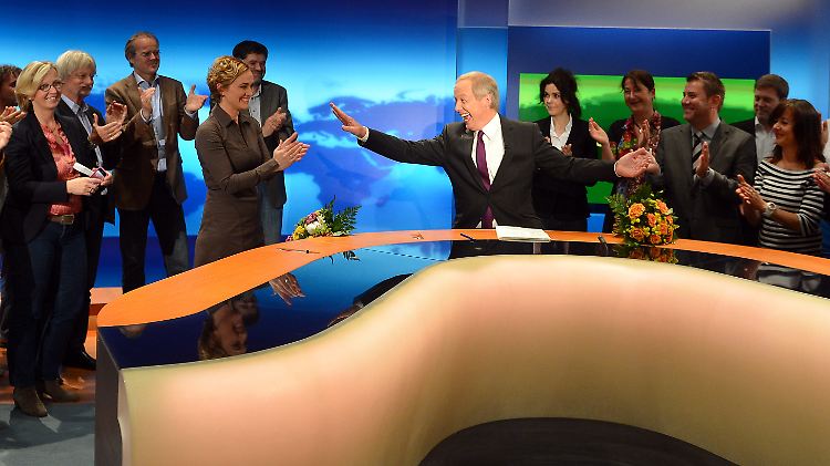 Tom Buhrow wird zum Schluss von seinen Kollegen beklatscht.