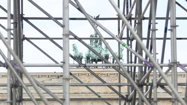 Das professionelle Ende der Fanmeile: Das Brandenburger Tor vor dem Besuch von US-Präsident Barack Obama.
