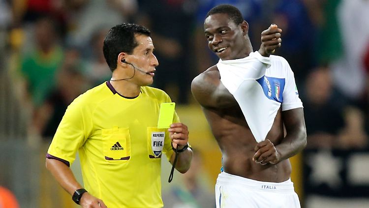 Freizügiger Erlöser: Für seinen Striptease sah Mario Balotelli die gelbe Karte.