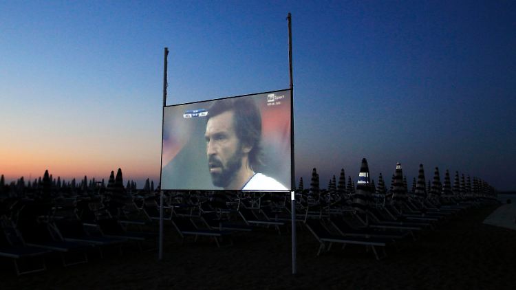 Andrea Pirlo brachte Italien mit einem Traumfreistoß in Führung - in seinem 100. Länderspiel war es das erste Tor im neuen Maracana-Stadion.