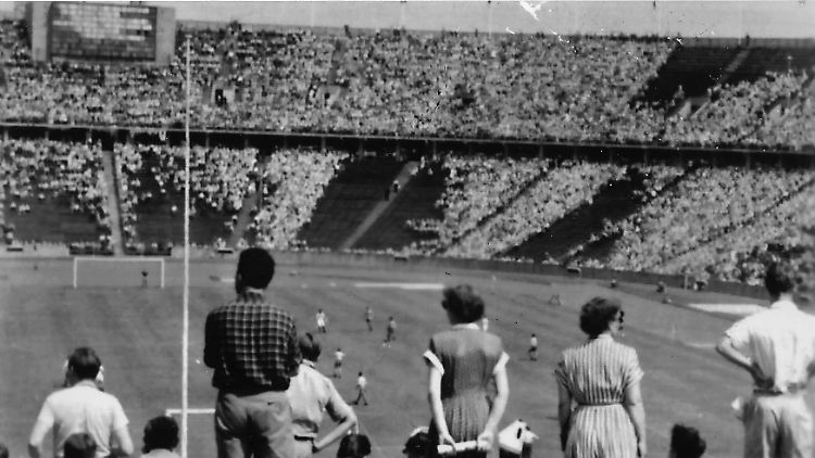 Viele Plätze blieben im Meisterschaftsendspiel 1953 leer. Sie waren für Fans aus Ost-Berlin reserviert gewesen und erinnerten während des Finals an den blutig niedergeschlagenen Volksaufstand in der DDR.