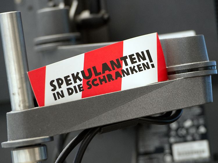 Ursprünglich von Kapitalismus-Kritikern stammt die Forderung "Spekulanten in die Schranken": Ein Aktienhändler hat sie sich - als Scherz oder Mahnung - hinter seinen Monitor geklemmt.