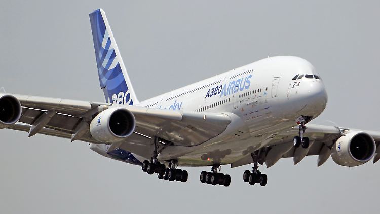 Show-Vorführung in Le Bourget: Airbus lässt sein größtes und teuerstes Produkt einfliegen.